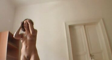 ഷോയ്ക്ക് ശേഷം, സൗന്ദര്യം ഹഹലിന്റെ കോഴിയെ നക്കുന്നു