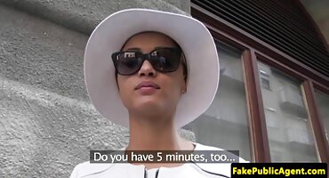 നാല് കണ്ണുകളുള്ള സുന്ദരി കാറിൽ ഒരു കോഴിയെ വലിച്ചെറിഞ്ഞു