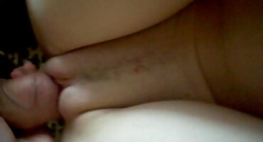 സ്കിൻ റഗാസ പെൺകുട്ടി ആവേശത്തോടെ ലിംഗത്തിൽ സമനിരപ്പുണ്ടാക്കുന്നു