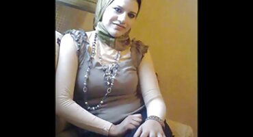 ആബേൽ രുഗൊല്മസ്കുന 22 വയസ്സുള്ള മോഡൽ അവളുടെ സമനിരപ്പുണ്ടാക്കുക കാണിക്കുന്നു