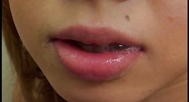 അടുപ്പമുള്ള ഒരു മനോഹരമായ വീട്ടിൽ, ഡ്യൂഡ് പെൺകുട്ടിയുടെ പുസ്സി ആസ്വദിച്ചു