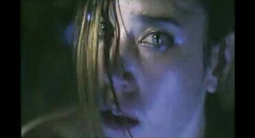 ഇരുണ്ട പുസ്സിയിൽ വ്യക്തമായി ഒരു നേർത്ത പെൺകുട്ടി നാറി