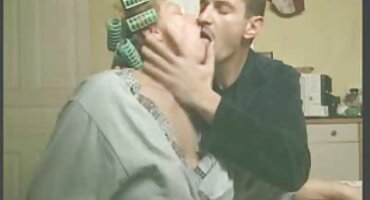 പെണ്കുട്ടി മുട്ടുകുത്തി കോഴി സ്വയംഭോഗം തുടങ്ങി