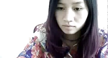 തെരുവ് പെൺകുട്ടി ഒരു അപരിചിതന്റെ കോഴിയെ കുടുക്കുന്നു