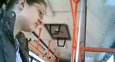 സുന്ദരിയായ യുവ ദമ്പതികൾ കിടക്കയിൽ ഒരു മധുരമുള്ള സെക്സ് ആരംഭിച്ചു