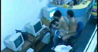 ഫ്രിസ്ക് ഗുസ്തൊസൊ ആൻഡ് രുചികരമായ ചെറുപ്പക്കാരൻ സോഫയിൽ നഗ്നനേത്രങ്ങൾ