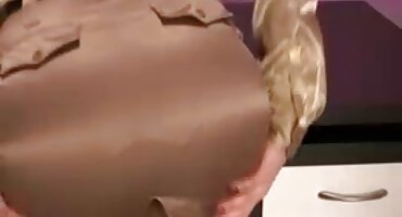 ഒരു ഇരുണ്ട കോഴി ആകർഷകമായ വെളുത്ത