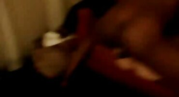 ആത്മവിശ്വാസമുള്ള മനുഷ്യൻ കാറിൽ ആവേശഭരിതനായ പെൺകുട്ടി