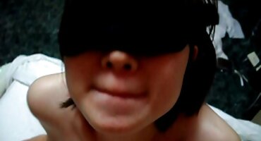 ഡാർക്ക് ഹെയർഡ്രെസ്സർ ഹാഹൽ ഒരു ഫേവേ പെൺകുട്ടിയിൽ കുത്തി