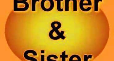 സുന്ദരിയായ യുവ സുന്ദരിയായ ബ്ലൗസും തൃപ്തിപ്പെട്ടിരിക്കുന്നു