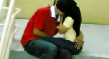 വിശാലമായ കിടപ്പുമുറിയിൽ, സുഹൃത്തുക്കൾ പുസ്സിയിൽ പെൺകുട്ടികളെ ഫക്ക് ചെയ്യുന്നു