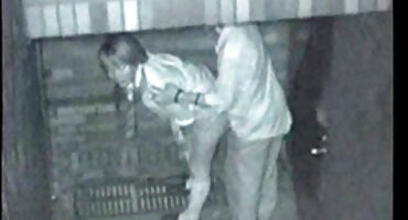 ഒരു വലിയ കണ്ണാടി ലേഡി കുങ്കു മുന്നിൽ