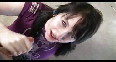 വികാരാധീനനും പരിചയസമ്പന്നനുമായ വെളുത്തുള്ളി ചെക്കന്റെ കഴുതയെ നക്കി