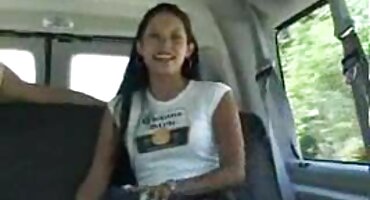 വൃദ്ധ മന്ദാ പുസിയെ തൊടുന്നു, അഭിനന്ദിക്കുന്നു