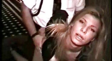 സജീവ ആടുകൾ ഒരു വലിയ കോഴി പങ്കിട്ടു