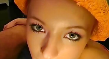 കുളിമുറിയിൽ നാണംകെട്ട പുൽചിനോ ചിക്ക് സ്വയം ഇഷ്ടപ്പെടുന്നു