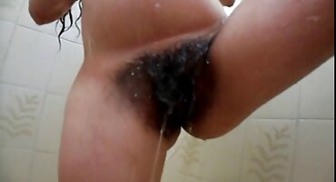 പെൺകുട്ടി നന്നായി കട്ടിലിൽ നഗ്നനായി പെൺകുട്ടി