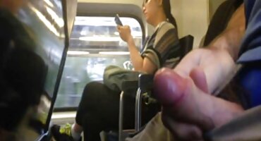 വലിയ കട്ടിലിൽ, രണ്ട് ആൺകുട്ടികൾ ഒരു നായിന്റെ മോനെ