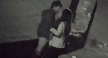 അവൻ ഒരു വലിയ നിരന്തരമായ കോഴി ഒരു മുലാട്ടോ പെൺകുട്ടി കൊണ്ടുവന്നു