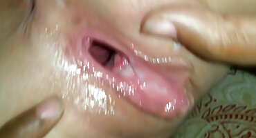 എബണി ഹാർഡ് ആശ്ചര്യപ്പെട്ടു ഒരു വെളുത്ത സ്കൂൾ കോഴി