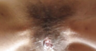 അവളുടെ നോട്ടം കൊണ്ട് ഇരുണ്ട തൊലിയുള്ള അയൽക്കാരനെ വശീകരിച്ചു