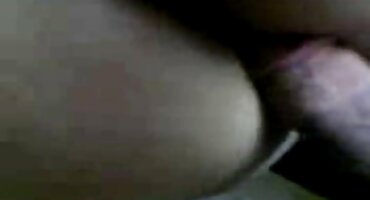 എബണി പെൺകുട്ടി കോഴി മസാജ് കൈകൾ ചെയ്യുന്നു