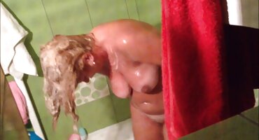 സുന്ദരിയായ കഴുതയുള്ള ഒരു പെൺകുട്ടി വികാരാധീനനായ ഒരു വ്യക്തിയെ സന്തോഷിപ്പിക്കുന്നു