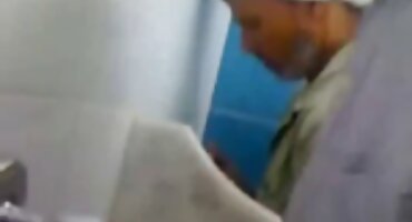 റിച്ചി ഒരു മനുഷ്യന്റെ വൃഷണങ്ങളുമായി കോഴിയെ തൃപ്തിപ്പെടുത്തുന്നു