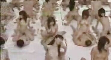 ആകർഷകമായ ചക്ക് ഒരു നീണ്ട സമനിരപ്പുണ്ടാക്കുക ഇരിക്കുന്നു