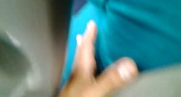 കോഴി നഗ്നനായി tits സൌമ്യമായി കൈ കുലുക്കുന്നു