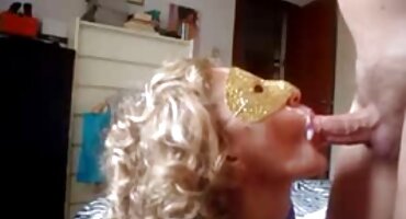 നഗ്നയായി ചുവന്ന മുടിയുള്ള പെൺകുട്ടി ഷേവ് ചെയ്തു സമനിരപ്പുണ്ടാക്കുക