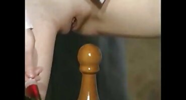 തറയുടെ വശത്തുനിന്ന് വെളുത്തുള്ളി ഉള്ളിലേക്ക് കയറി ഹോട്ട് അത്ലറ്റ്