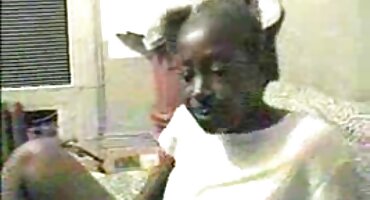 പാന്റീസ് പെൺകുട്ടി സ്വയം ഫക്ക് ഒരു മനുഷ്യൻ നൽകുന്നു