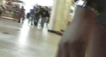 നീണ്ട മുടി ക്ഷീണിതയായ പെൺകുട്ടി സ്കർട്ട് കീഴിൽ ലഭിച്ചു വിരലുകൾ സമനിരപ്പുണ്ടാക്കുക