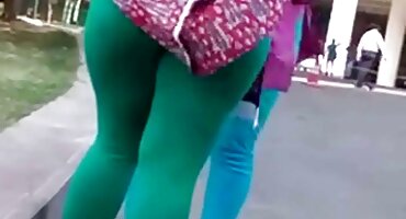 ബ്ലാക്ക് കെട്ടി മനുഷ്യൻ വിരലുകൾ സമനിരപ്പുണ്ടാക്കുകയും കൈകൾ കൊണ്ട് സമനിരപ്പുണ്ടാക്കുക