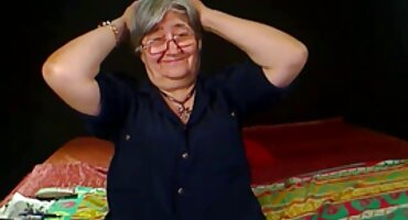 ഒരു ജോക്കിനൊപ്പം വിവിധ സ്ഥാനങ്ങളിൽ സെഡക്റ്റീവ് ബേബ് ഫക്ക്സ്