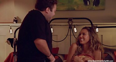 പഴയ മനുഷ്യൻ ഒരു യുവ ചൂടുള്ള സ്റ്റഡ് പോലെ മുലയൂട്ടുന്ന