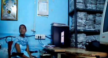 ഒരു പ്രൊഹിംദെ ഒരു ജോലി അഭിമുഖത്തിൽ നേർത്ത ചെക്ക് സ്ക്വെര്ത്സ്