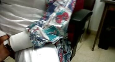 ഒരു അപരിചിതന് സന്തോഷത്തോടെ നൽകിയ ഉറപ്പുള്ള ടിറ്റുകൾ ഉള്ള സ്കിൻ റഗാസ പെൺകുട്ടി