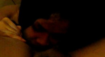 ലസ്റ്റ് ബോൺ ബോണർ ഒരു ഡോഗി സ്റ്റൈൽ പൊസിഷനിൽ ഒരു ഷേവ് ചെയ്ത സമനിരപ്പുണ്ടാക്കുക