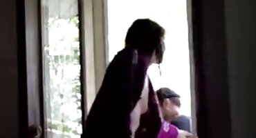 സുന്ദരിയായ പെൺകുട്ടി മുലയൂട്ടുകയും മുലയൂട്ടുകയും ചെയ്യുന്നു