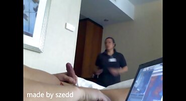 സ്കൂൾ വിദ്യാർത്ഥി വിരലുകൾ കൊണ്ട് അച്യുതാനന്ദന് സമനിരപ്പുണ്ടാക്കുക