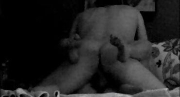 സുന്ദരി അവളുടെ പൂറിലേക്ക് ഒരു വലിയ ഡിൽഡോ പരിചയപ്പെടുത്തി, തുടർന്ന് കോഴി ആസ്വദിച്ചു