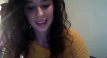 ഡബ്ല്യു ഈബ് കളിക്കുന്നു ഒരു കന്യക വലത് ക്യാം ന്