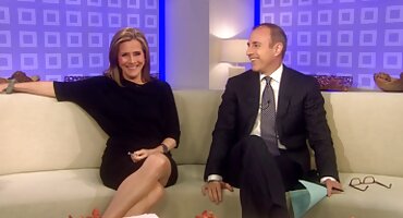 നീണ്ട മുടിയുള്ള സ്ത്രീ കൊഴുപ്പ് കോഴി കുടിക്കുന്നു