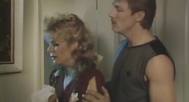 മേശപ്പുറത്ത് ജോലി ചെയ്യുന്ന സ്ത്രീ