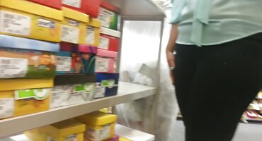 ഒരു ചെറിയ വെളുത്ത മേശപ്പുറത്ത് അക്കൌണ്ടന്റ് വലിച്ചു