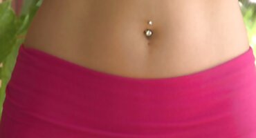 ചെറുകിട ടിറ്റുകളുള്ള പെൺകുട്ടി സ്നേഹപൂർവ്വം ഫക്ക് ചെയ്തു