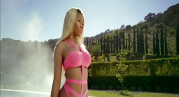 സന്ദർശിക്കാൻ വന്നു, ടിറ്റുകൾ ഇല്ലാതെ പെൺകുട്ടി