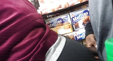 പങ്കാളി അവന്റെ കുണ്ടിയിൽ കൈ വെച്ചു